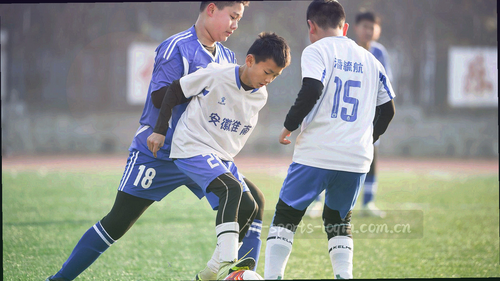 江南水乡村落与夜间足球场灯光并置的暗调合成画面